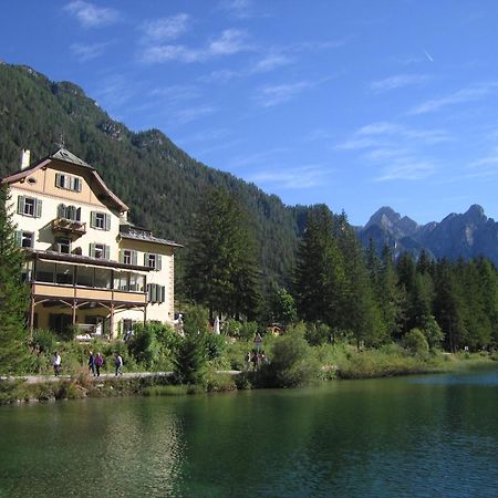 Hotel Baur Am See Dobbiaco Bagian luar foto