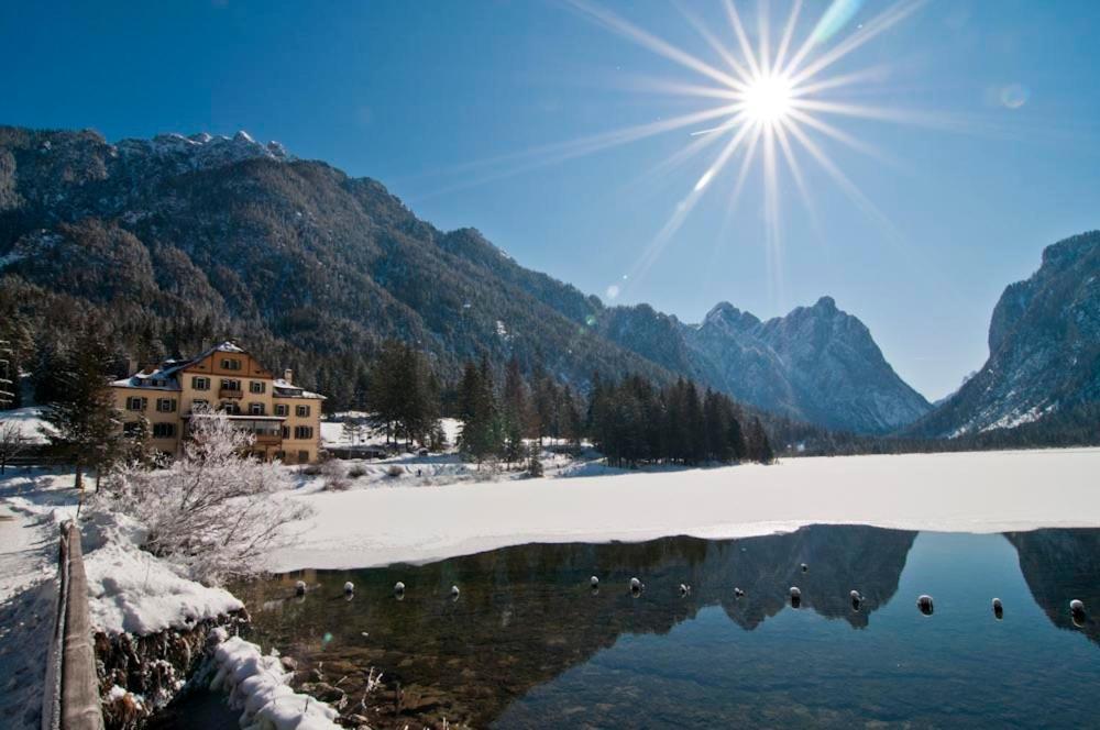 Hotel Baur Am See Dobbiaco Bagian luar foto