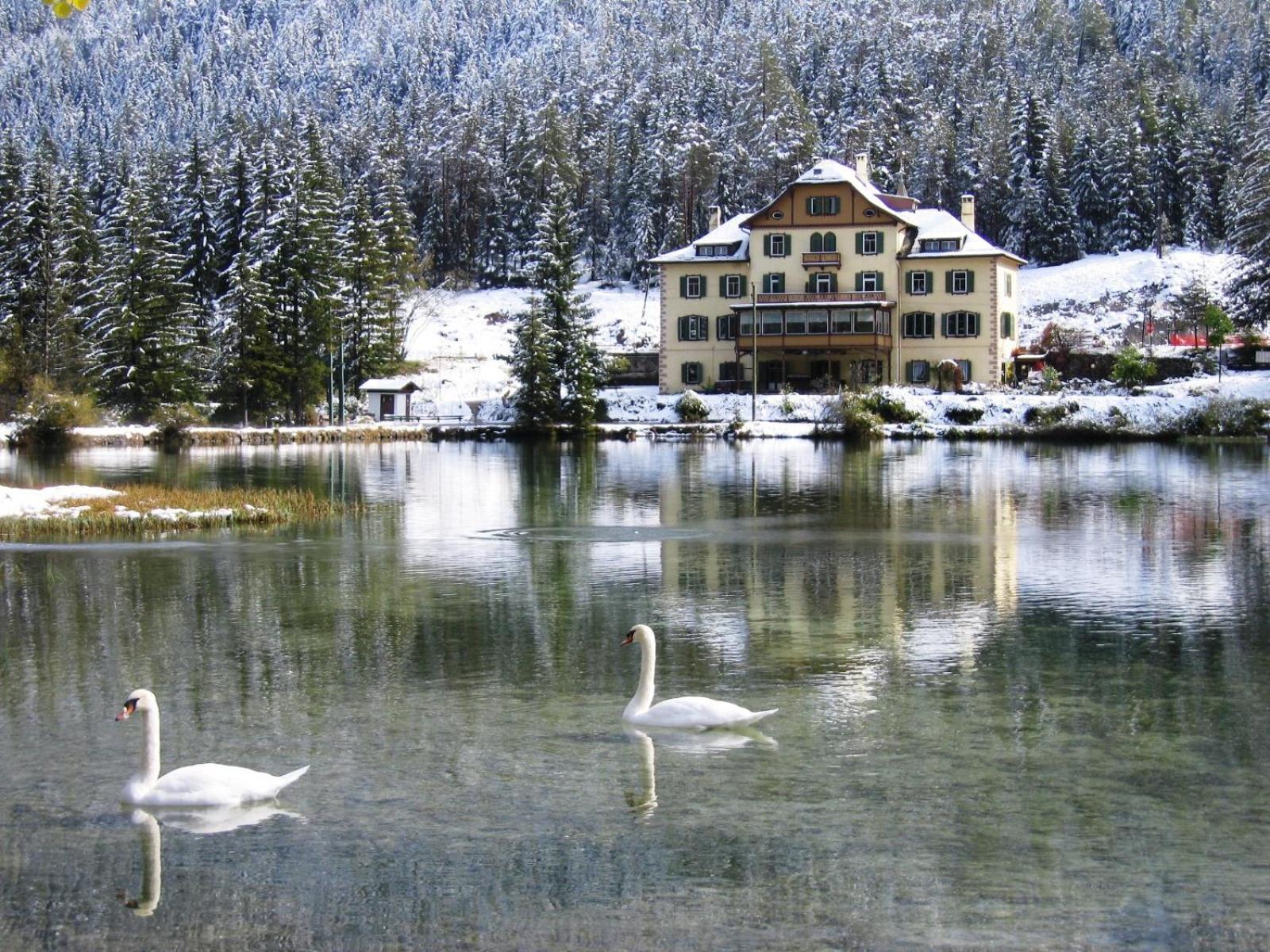 Hotel Baur Am See Dobbiaco Bagian luar foto