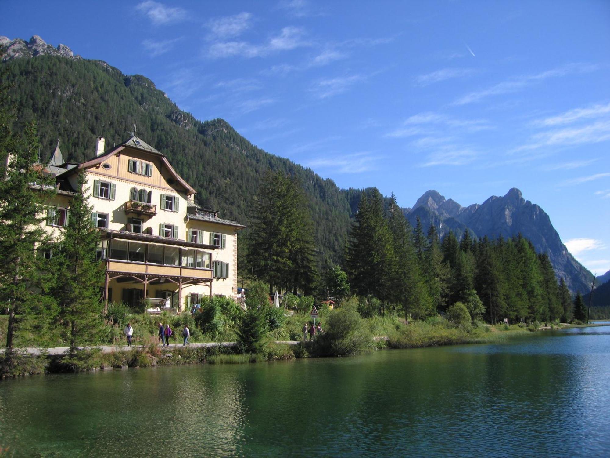 Hotel Baur Am See Dobbiaco Bagian luar foto